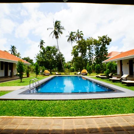Lespri Grand Hotel Negombo Bagian luar foto
