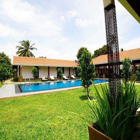 Lespri Grand Hotel Negombo Bagian luar foto