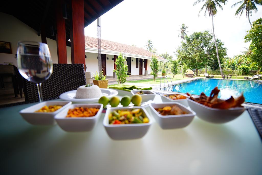 Lespri Grand Hotel Negombo Bagian luar foto