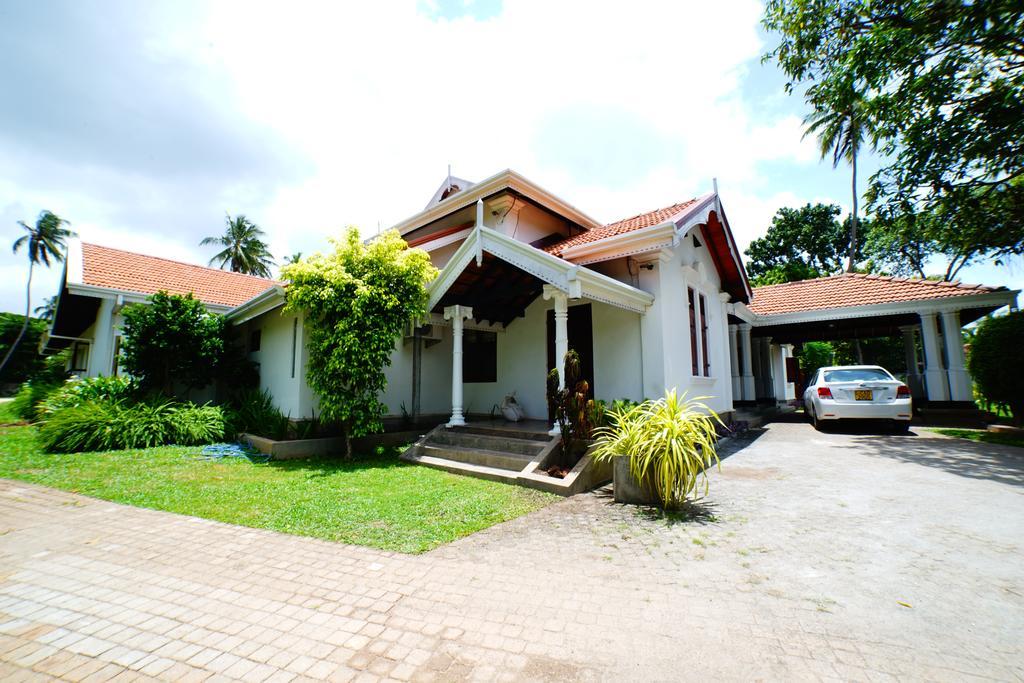Lespri Grand Hotel Negombo Bagian luar foto