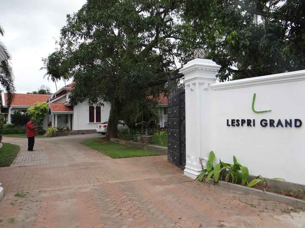 Lespri Grand Hotel Negombo Bagian luar foto