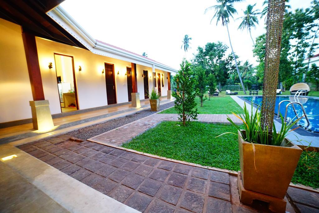 Lespri Grand Hotel Negombo Bagian luar foto