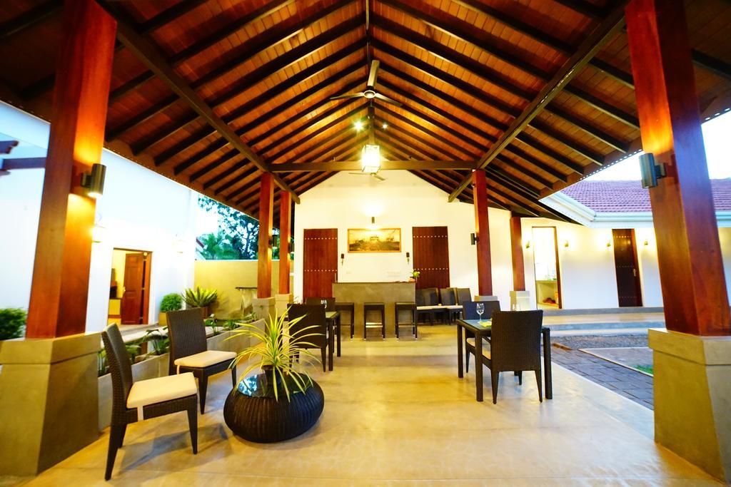 Lespri Grand Hotel Negombo Bagian luar foto