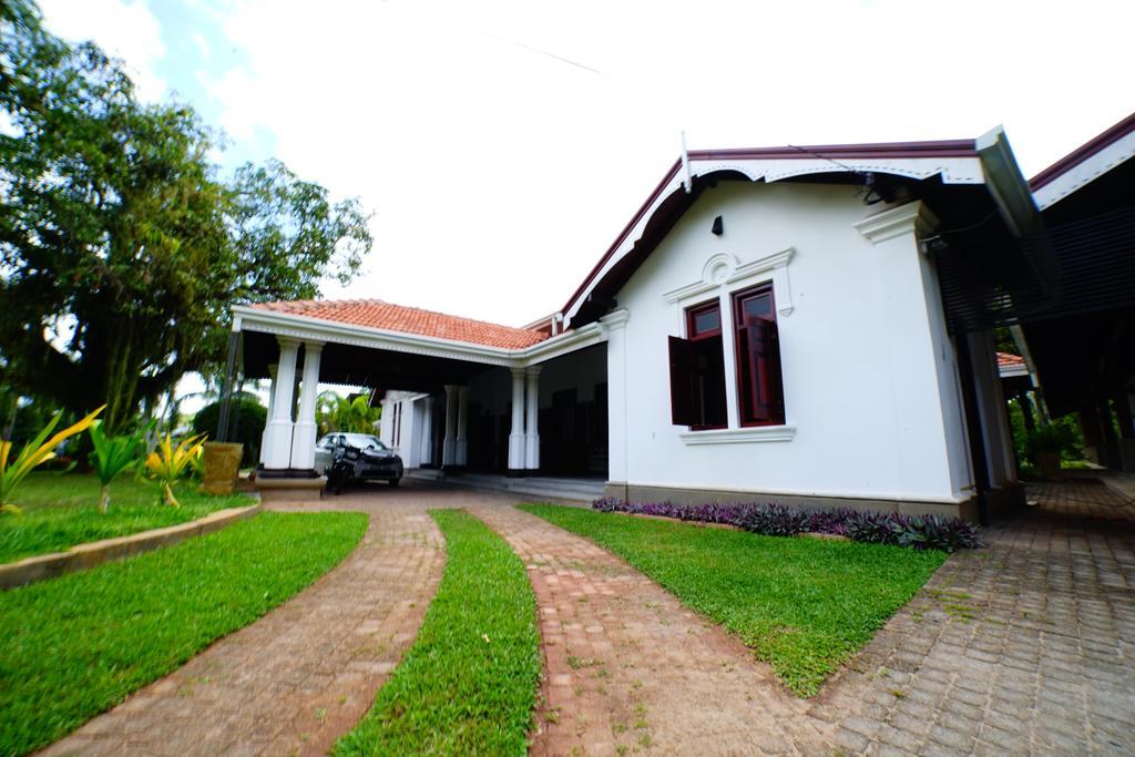 Lespri Grand Hotel Negombo Bagian luar foto