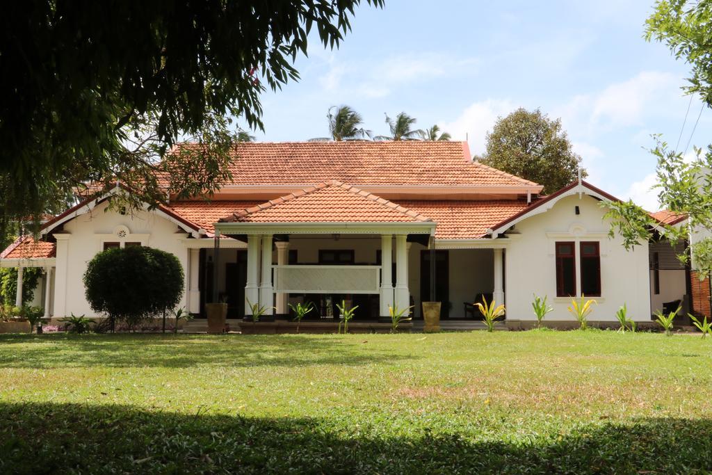 Lespri Grand Hotel Negombo Bagian luar foto