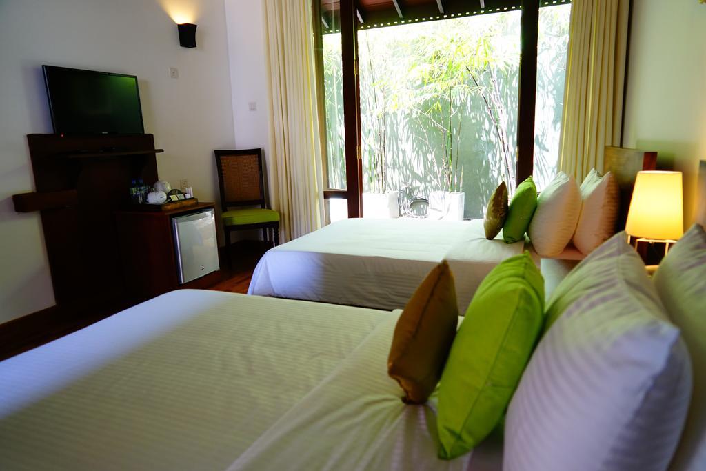 Lespri Grand Hotel Negombo Bagian luar foto