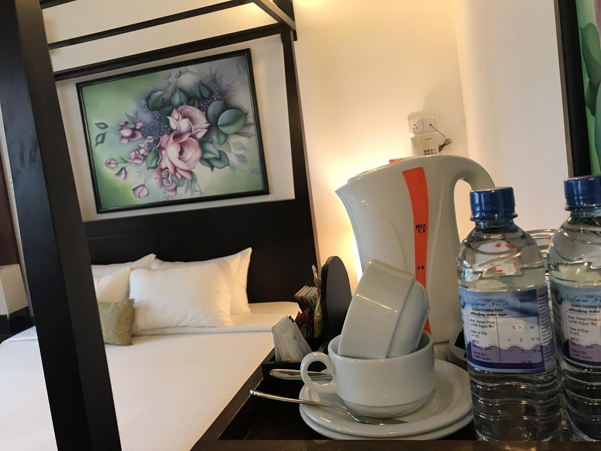 Lespri Grand Hotel Negombo Bagian luar foto