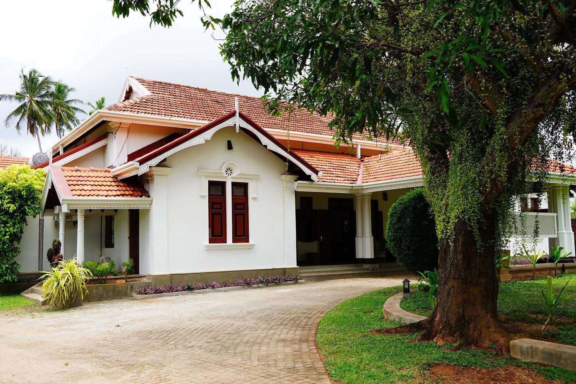 Lespri Grand Hotel Negombo Bagian luar foto