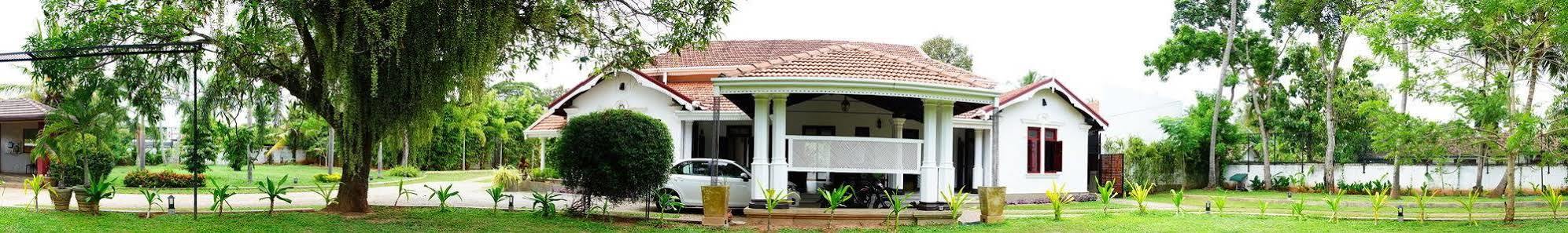 Lespri Grand Hotel Negombo Bagian luar foto