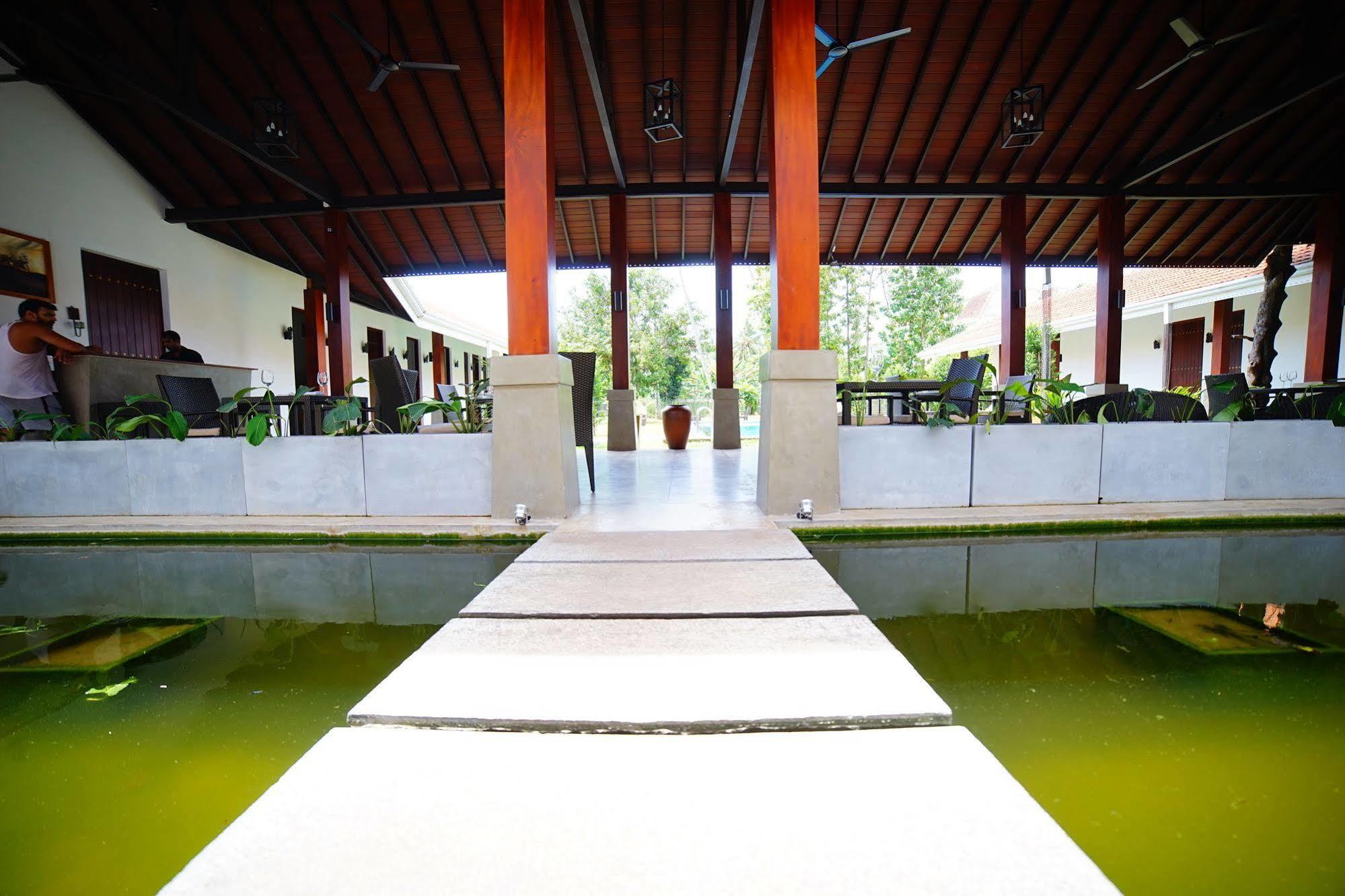 Lespri Grand Hotel Negombo Bagian luar foto