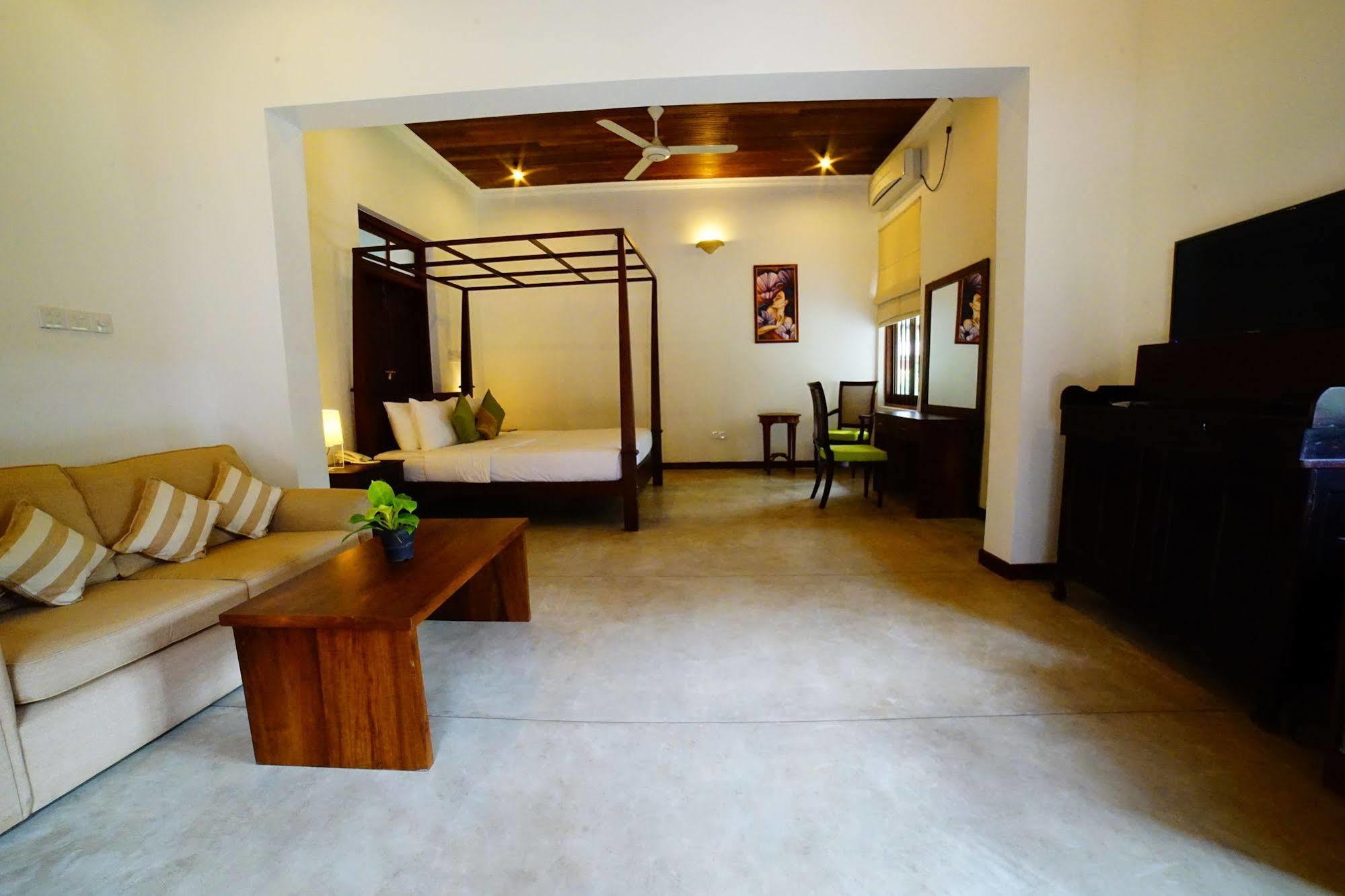 Lespri Grand Hotel Negombo Bagian luar foto