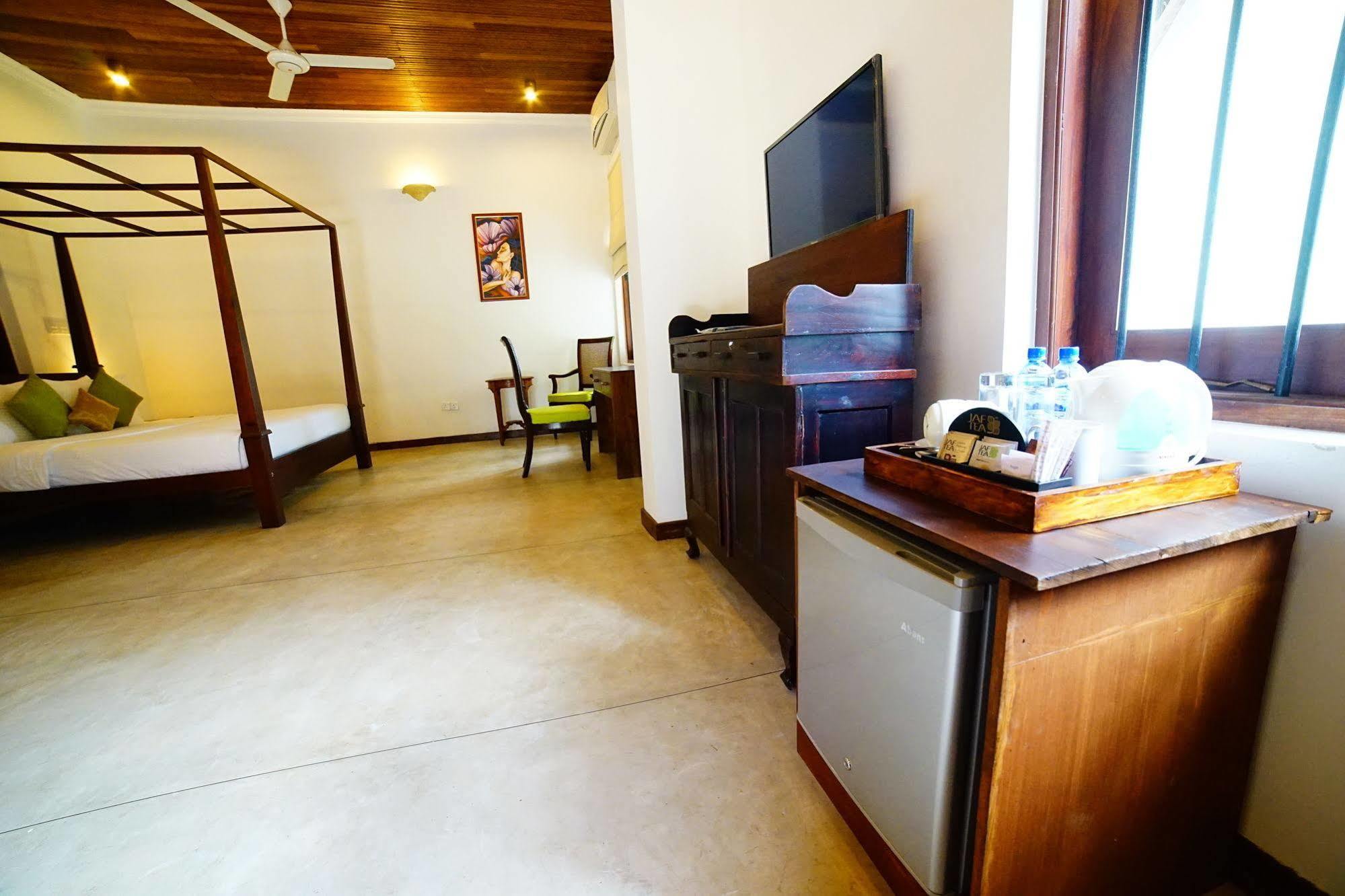 Lespri Grand Hotel Negombo Bagian luar foto