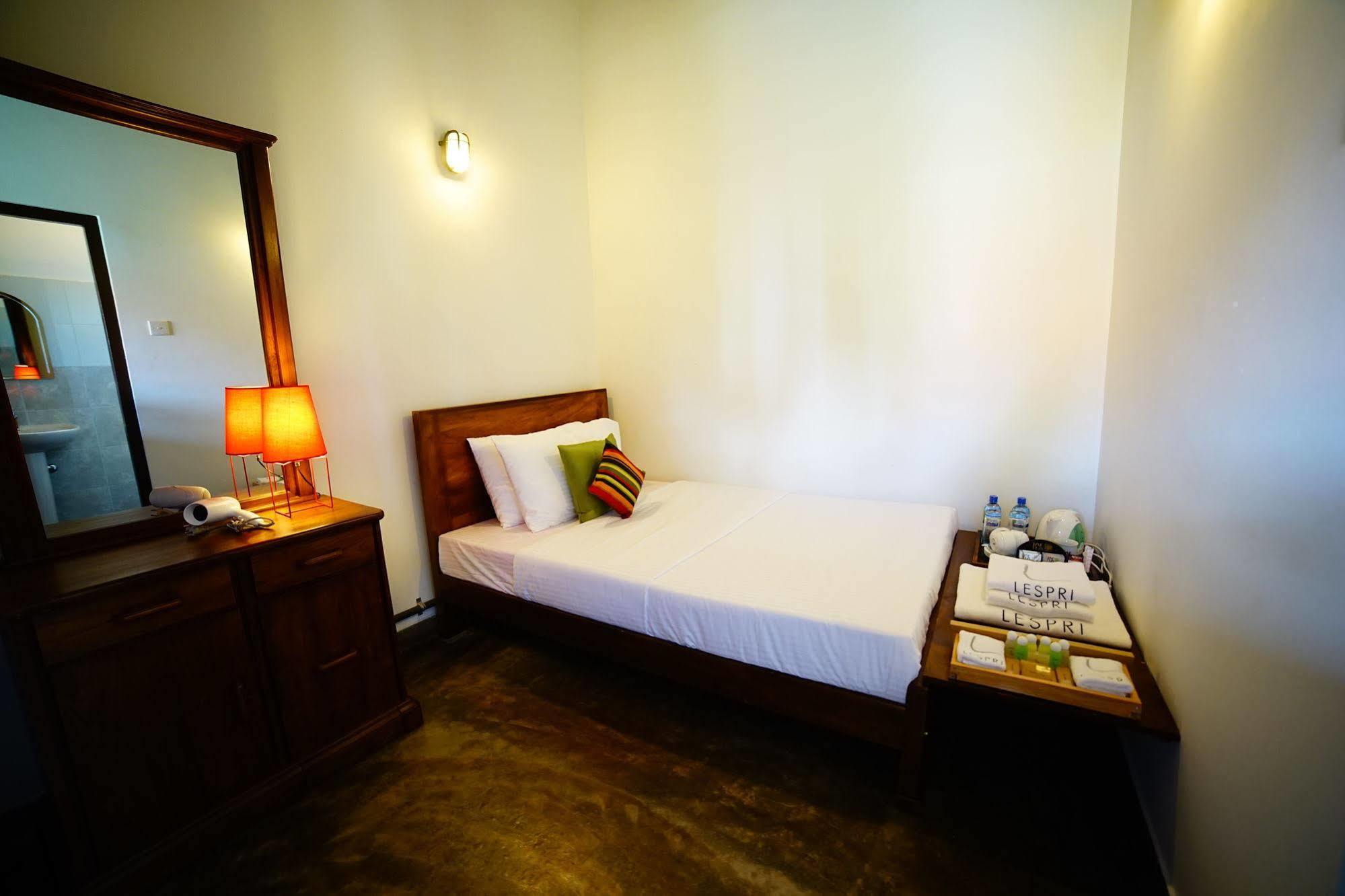 Lespri Grand Hotel Negombo Bagian luar foto