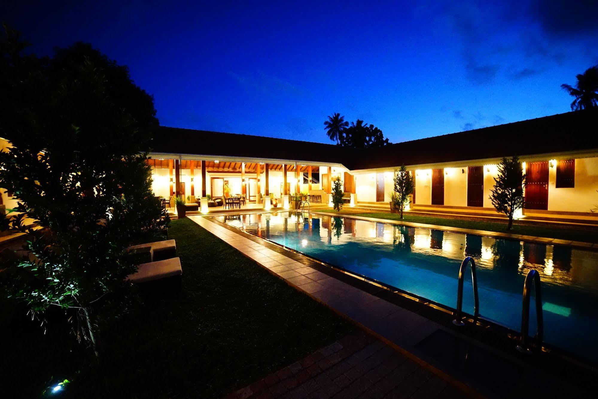 Lespri Grand Hotel Negombo Bagian luar foto