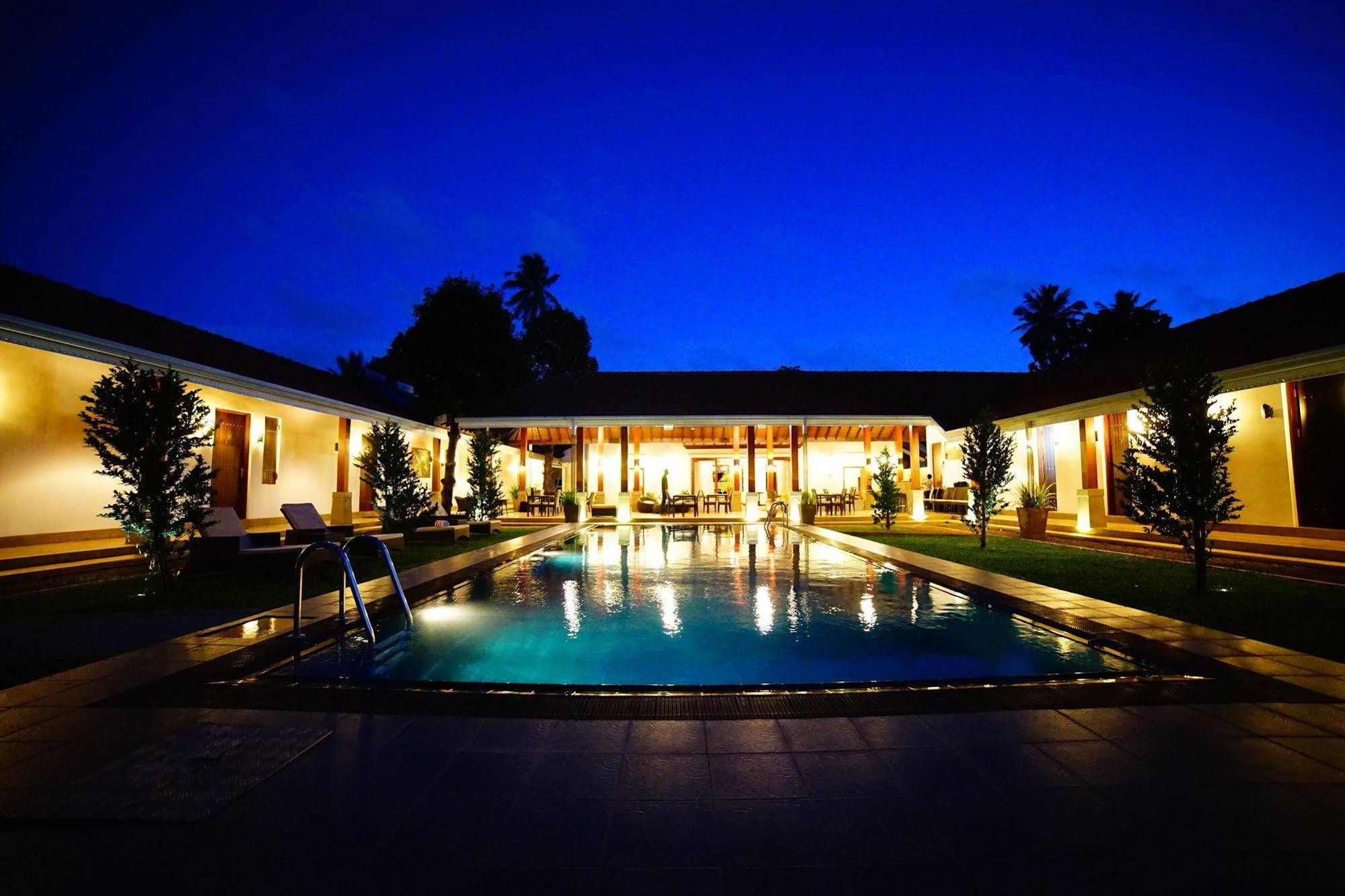 Lespri Grand Hotel Negombo Bagian luar foto