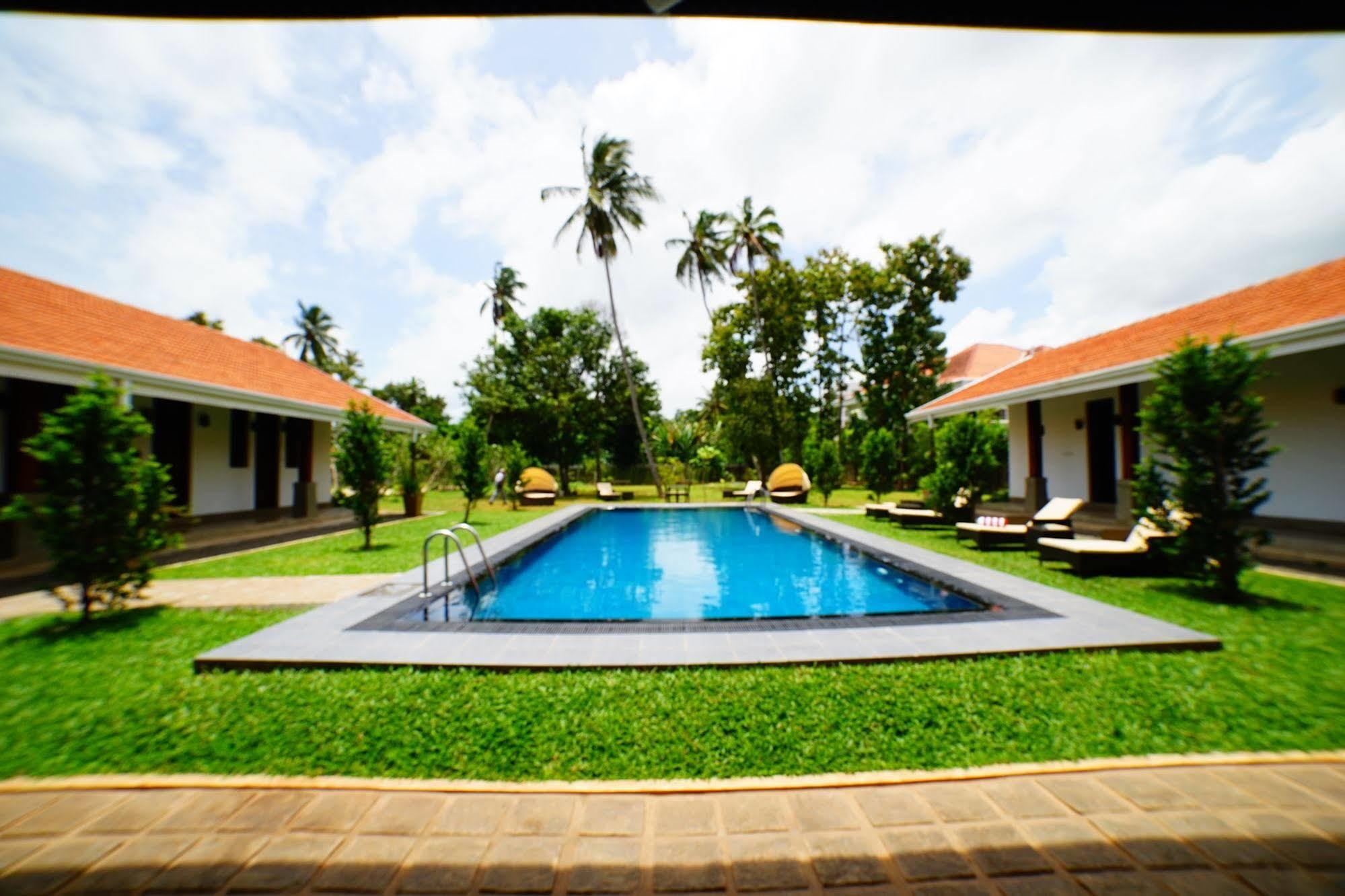 Lespri Grand Hotel Negombo Bagian luar foto