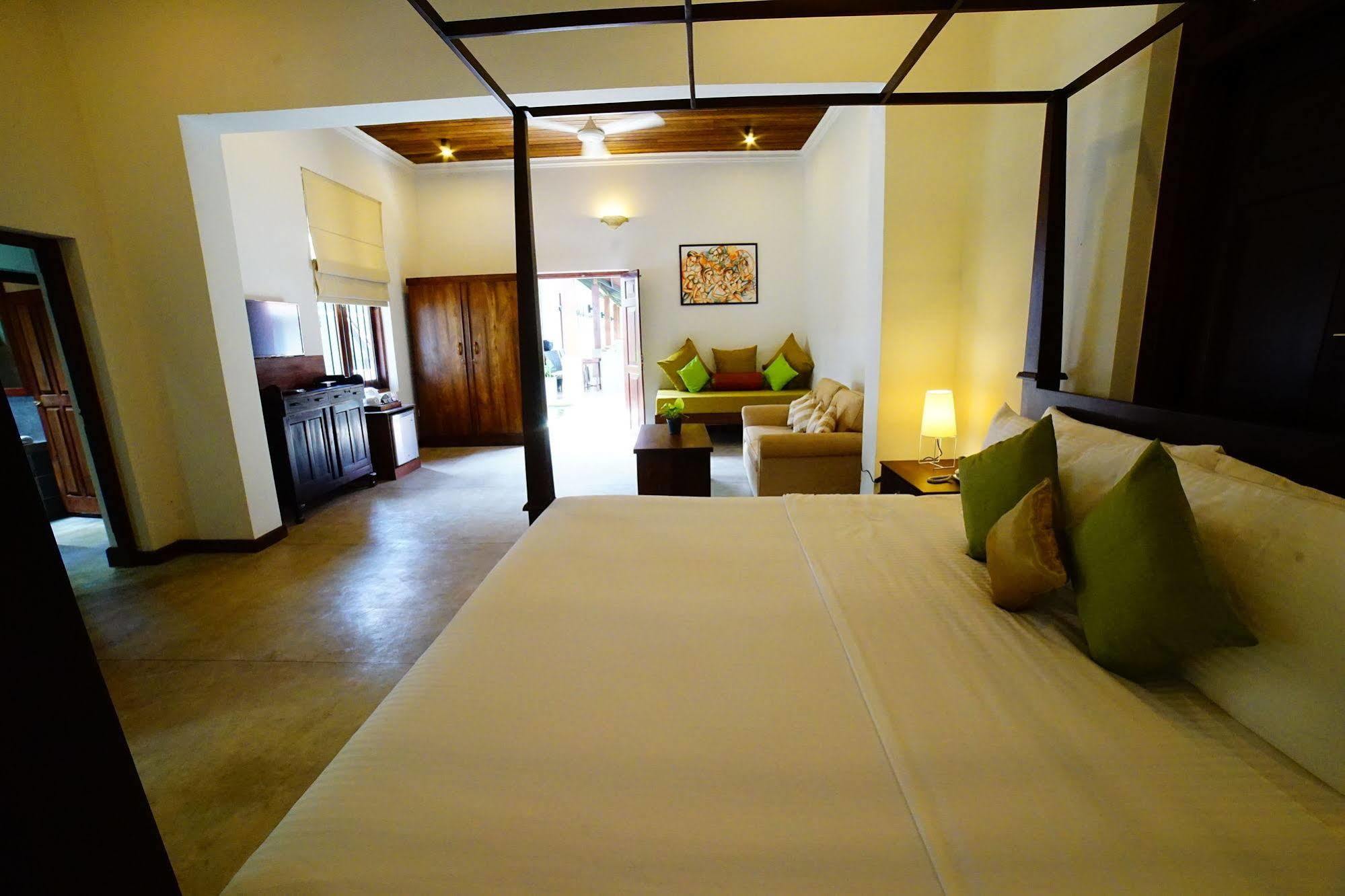 Lespri Grand Hotel Negombo Bagian luar foto