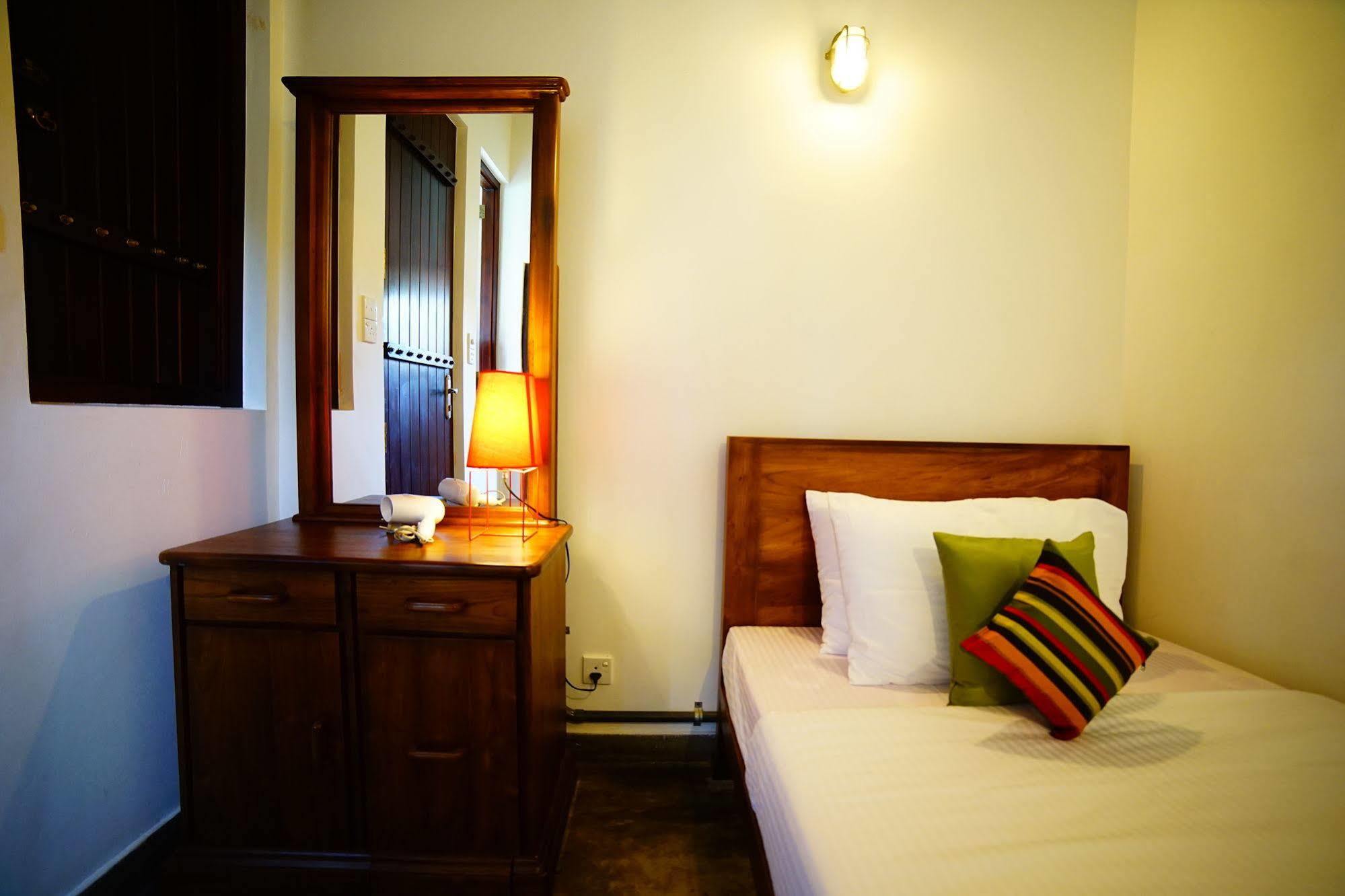 Lespri Grand Hotel Negombo Bagian luar foto
