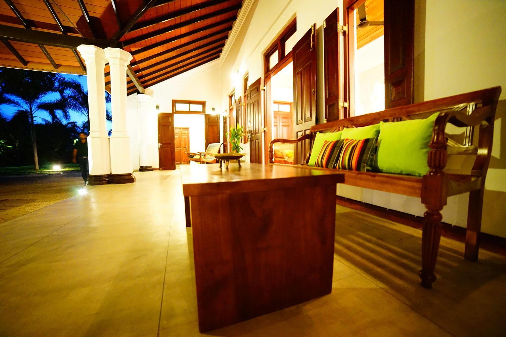 Lespri Grand Hotel Negombo Bagian luar foto