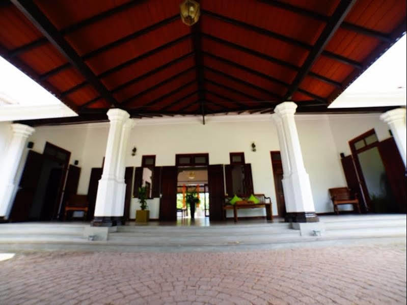 Lespri Grand Hotel Negombo Bagian luar foto