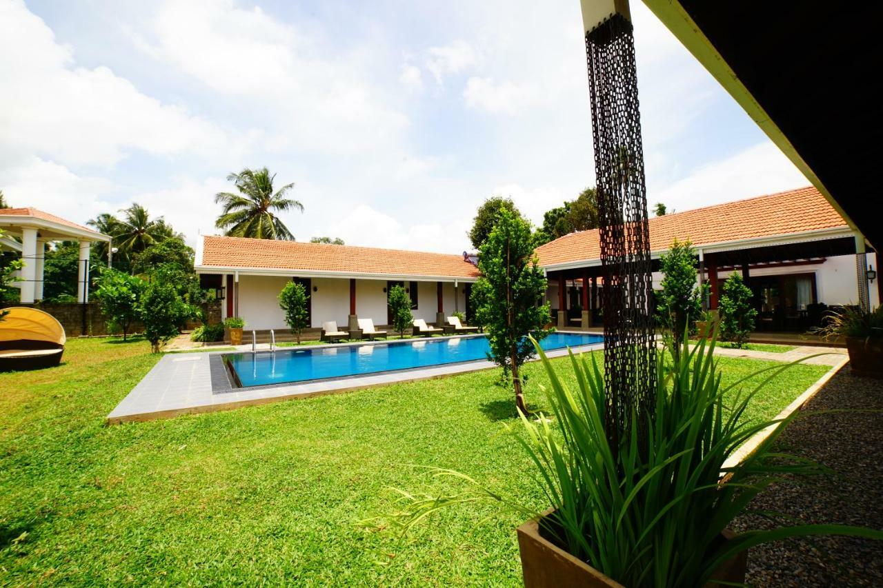 Lespri Grand Hotel Negombo Bagian luar foto